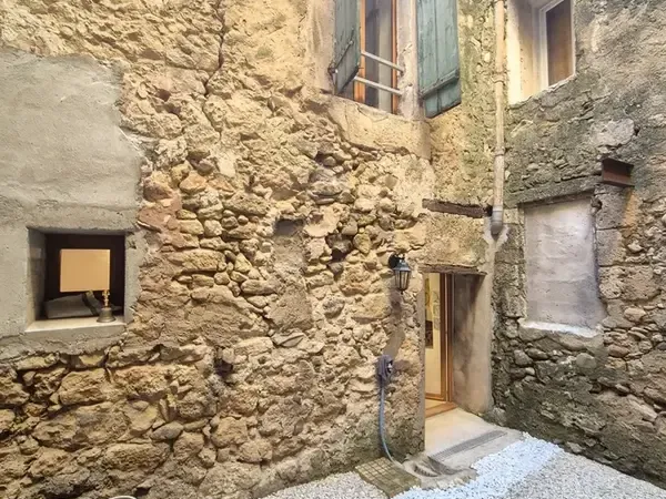 Maison de village de caractère entièrement rénovée.