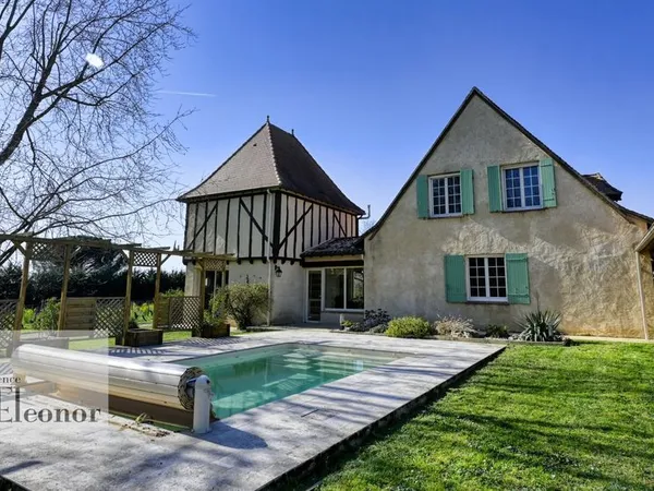 Maison familiale de 208 m² avec piscine et garage  Monbazill