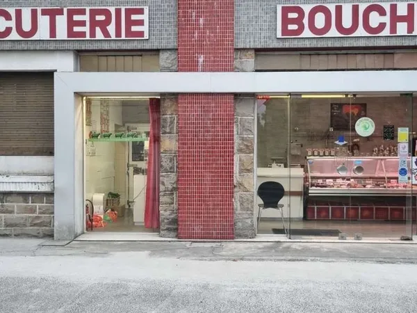 Boucherie à vendre - 2 arrières cuisines et 1 grand garage