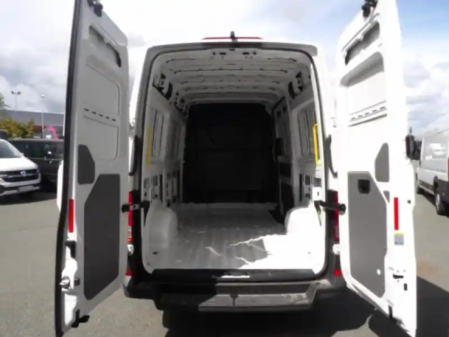 Volkswagen Crafter fg 30 l3h3 2.0 tdi 140ch business traction — photo 5