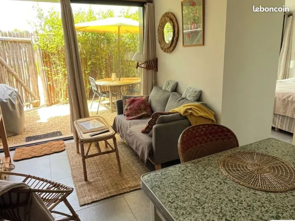 Logement meublé 2 adultes-2 enfants ou 3 adultes, avec terrasse à 5 mn de la mer et des commerces