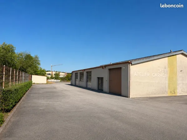 ENTREPÔT / BUREAUX / DÉPÔT - 250 m² + 460 m² EXTÉRIEUR - ZI BAVILLIERS / ARGIÉSANS