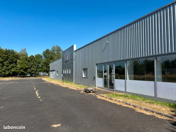 Batiment industriel avec bureaux a louer