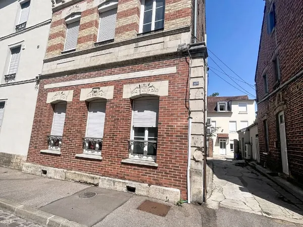 À VENDRE, IMMEUBLE DE RAPPORT À PROXIMITÉ DU THÉÂTRE DE CHAMPAGNE