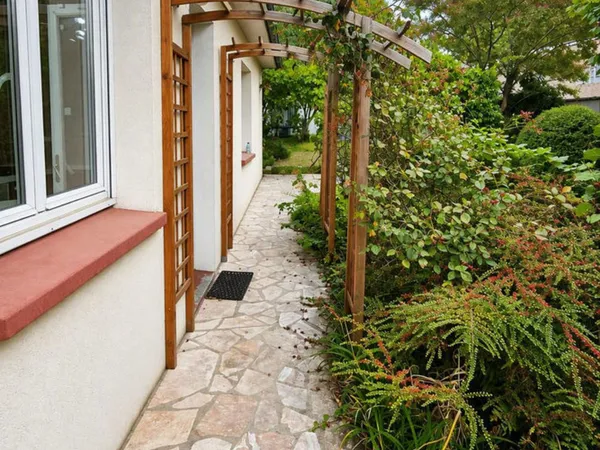 Maison meulière de caractère avec extension de 2005 € Jardin