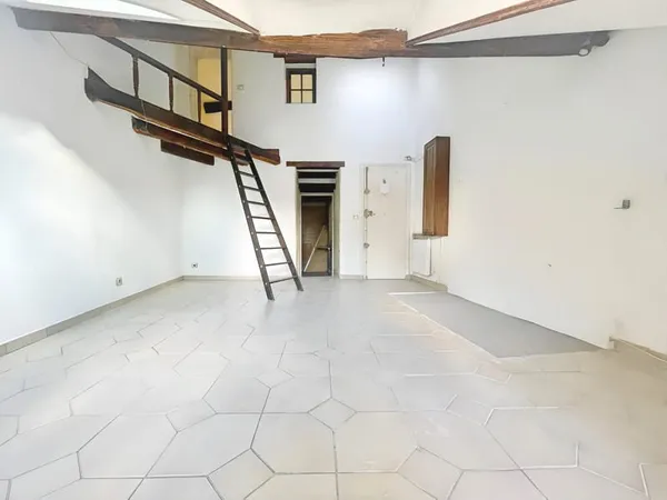 Beau STUDIO avec mezzanine à réaménager