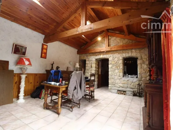 Maison de village en pierre entièrement reconstruite avec terrasse