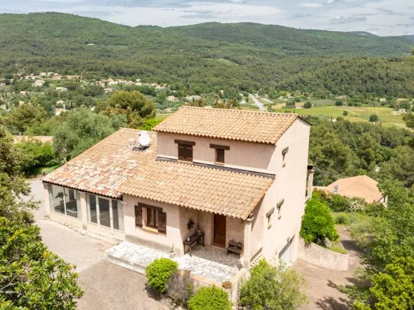 EXCLUSIVITE A VENDRE - MAISON FIGANIERES VUE 118m² + véranda et sous sol complet sur terrain clos de