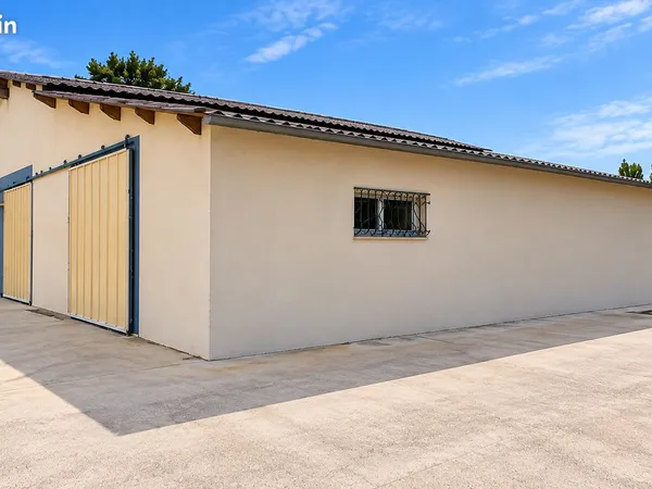 Local Professionnel 200m²