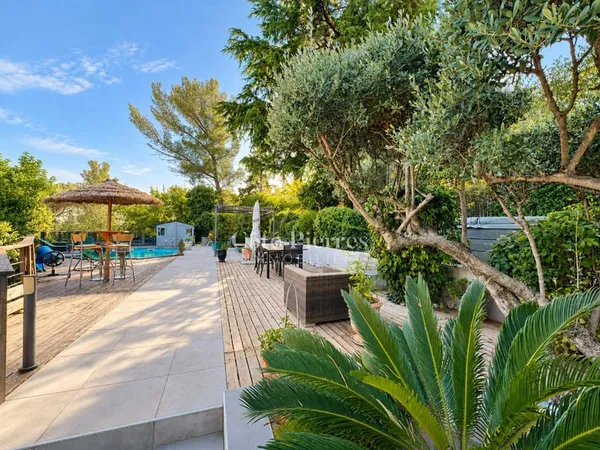 Nîmes - Maison de ville avec piscine, terrasses et vue dégag