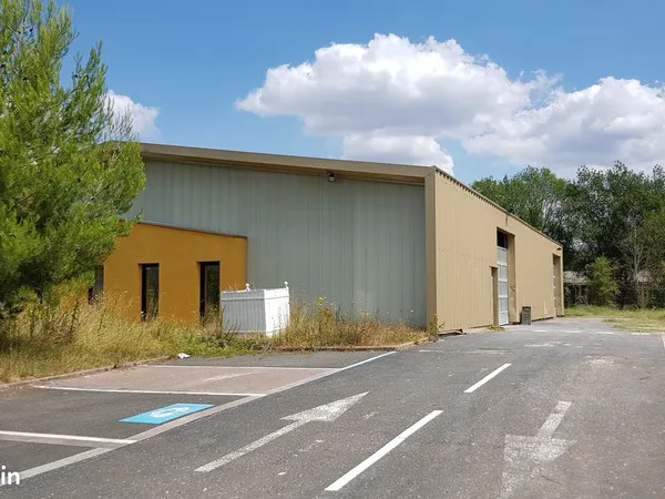 Entrepôt, atelier et bureaux de 300m2 sur 1050m2 de terrain dans zone d'Activités Calme et Rénovée e