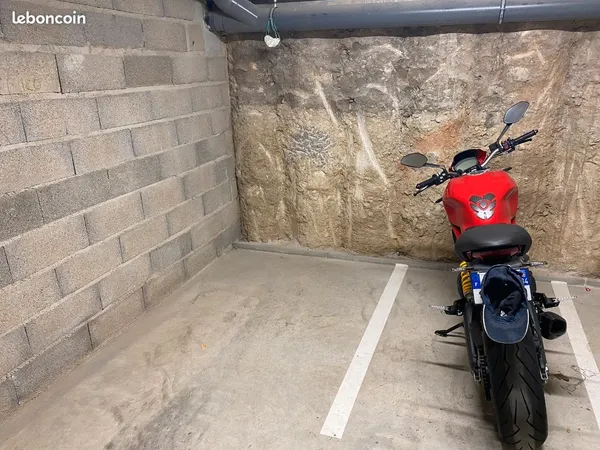 Location parking moto, scooter