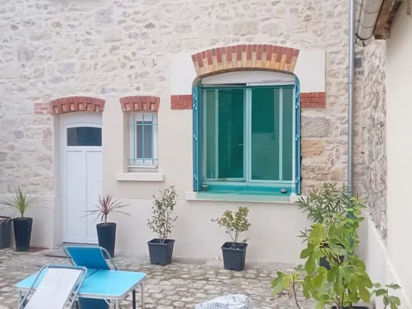 Vends petit immeuble avec deux appartements plus un local commercial