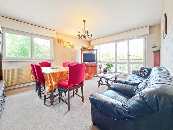 Appartement Arpajon de 4 pièces de 86 m2 avec 3 chambres, cave et terrasse.