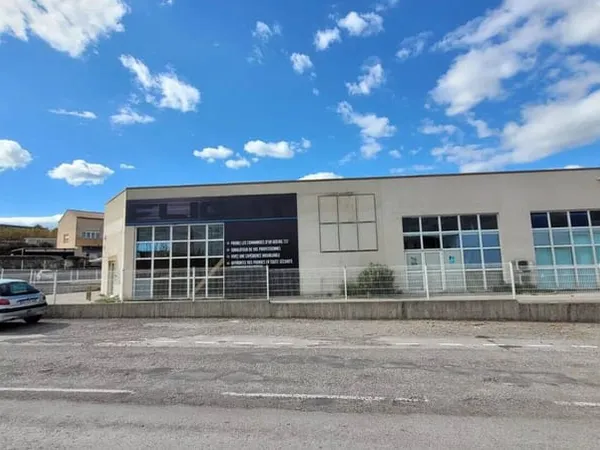 Local commercial 200 m²