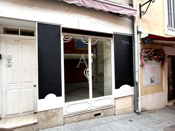LOCAL COMMERCIAL RENOVE RUE GRANDE GREOUX LES BAINS PARKING PROCHE