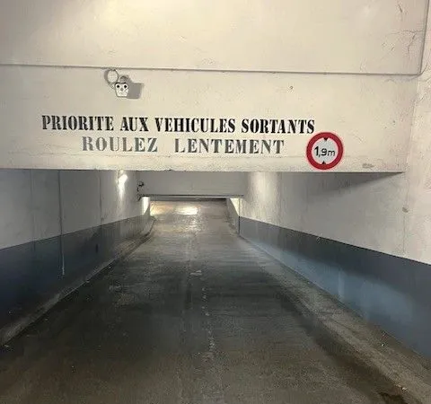 Parking - Paris 17 - Prony / Courcelles. Borne électrique possible