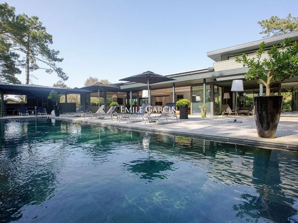 Maison d'architecte à louer à Seignosse, sur le golf et à proximité des plages.