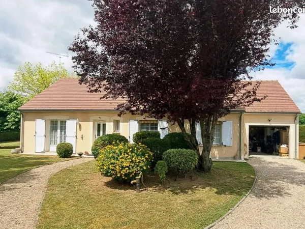 Maison familiale avec piscine et grand jardin arboré à Corbeilles