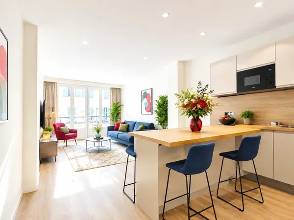 CALME en CARRÉ D'OR | 3 PIÈCES 71m2 RÉNOVÉ 3 Min DE LA MER AVEC 2 BALCON