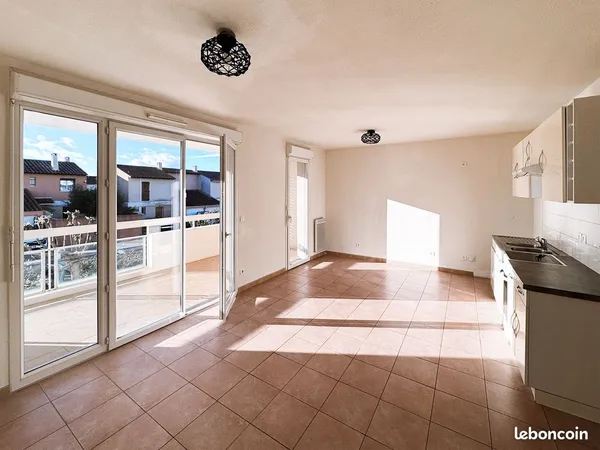 T3 lumineux avec balcon, 2 parkings, résidence fermée de 2011
