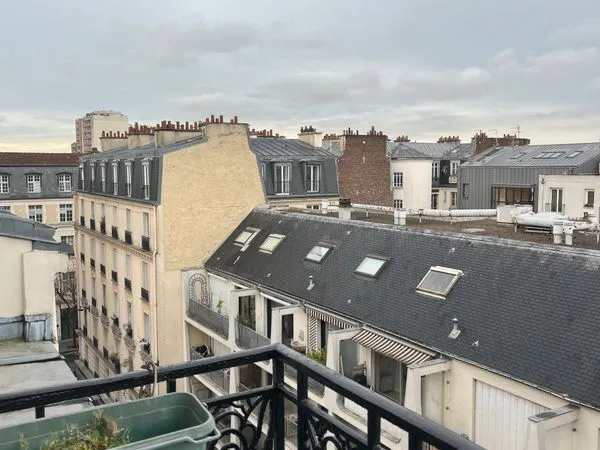 Location - T2 avec balcon / Rental - T2 with balcony, Goncourt (Paris 10e)