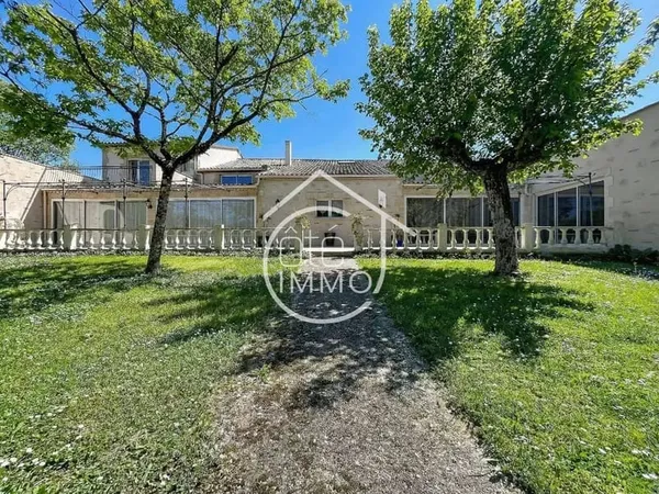 Maison 8 pièces 385 m²