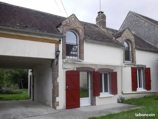 Maison de campagne située dans un écrin de verdure