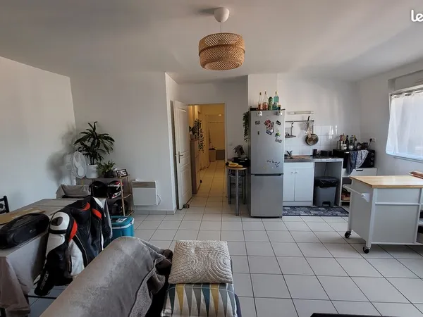 Appartement non meublé, deux pièces, avec garage