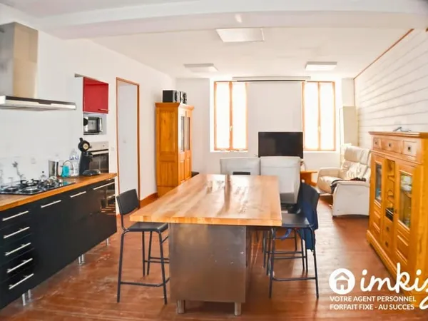 Maison 5 pièces de 140 m² avec cour et préau