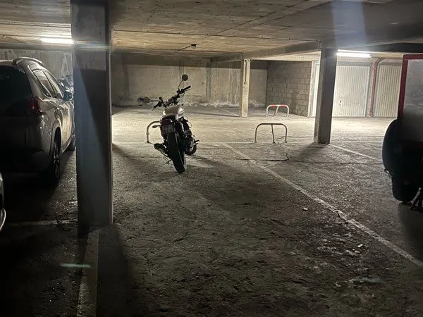 Place de Parking Intérieur Extra Longue - 7m x 2,50m