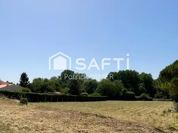 Découvrez ce magnifique terrain de 3 215 m² situé à Dampierre-sur-Boutonne, dans un environnement pa