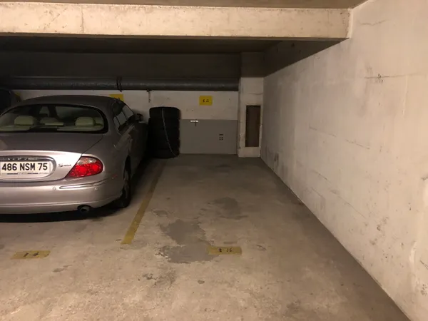 Loue parking - 15m²