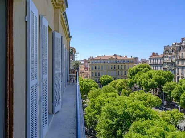 Dernier étage avec balcon Aux Réformés !!