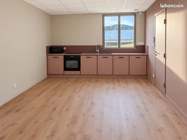 Bureau et espace de travail Location Vaugneray 45m² 950€