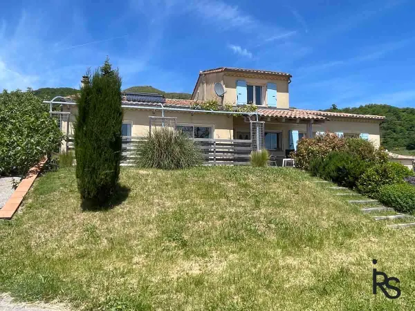 Une villa de 144 m2 habitables avec terrasse et 1138 m2 de j