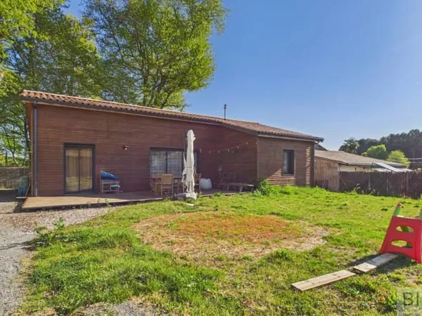 A vendre maison état neuf en bois avec jardin plein sud