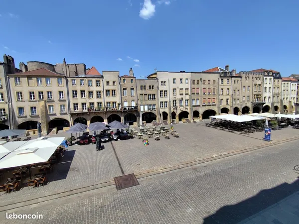 MAISON DE VILLE en TRIPLEX avec COUR PRIVATIVE et CAVE VOUTEE