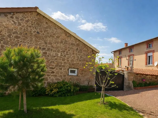 ST JUST EN CHEVALET - BEAU CORPS DE FERME EN PIERRE