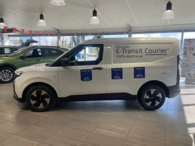 Ford Transit Courier fourgonnette electrique 100 kw 136ch batterie 46 kwh trend — photo 24