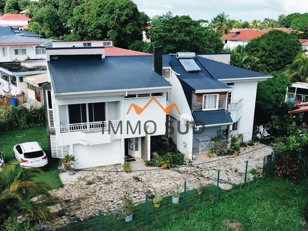 MAISON DE TYPE T5 200 m2 + BUNGALOW T3 POINTE D'OR 97139 LES