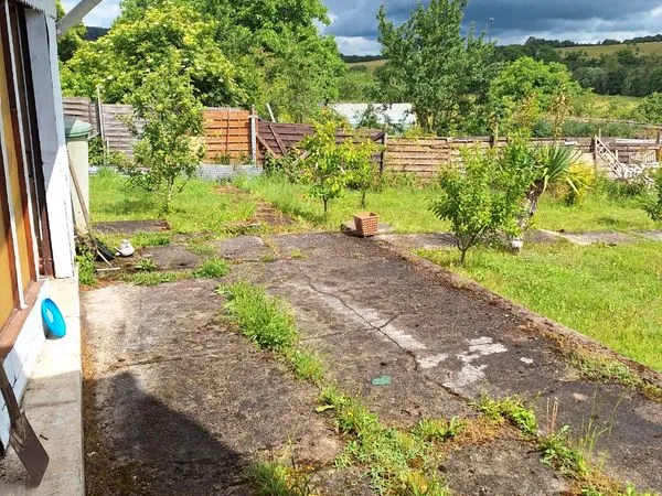 Terrain clos avec dépendance