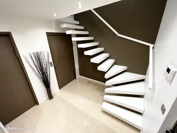 F4/F5 de standing en duplex (97m2) face au métro