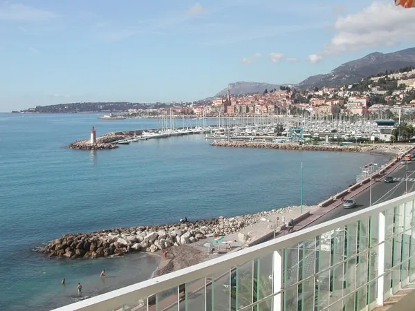 LOCATION SAISONNIÈRE - TRES BEAU DEUX PIECES FACE MER