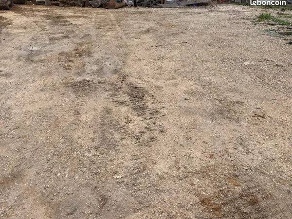 Terrain industriel de 2800 m2 A LOUER à Pontault-Combault 77340
