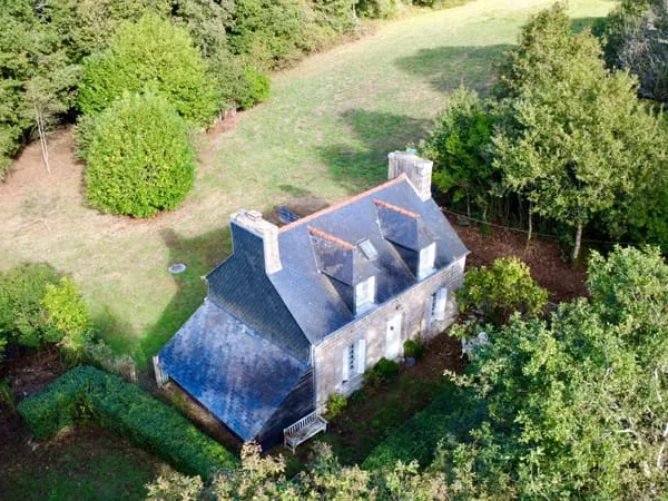 CÔTES-D'ARMOR: Bulat-Pestivien, proche Callac. Charmante maison en pierre de 2 chambres, avec garage