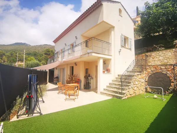ASPREMONT - PROCHE NICE : JOLIE MAISON INDIVIDUELLE EN PARFAIT ETAT