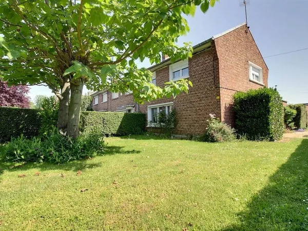 Maison des Enfants | Semi-individuelle de 113 m² à rénover avec garage et jardin