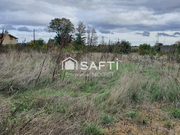 Terrain constructible de 7 654 m² à Selongey, proche zone artisanale et pavillonnaire