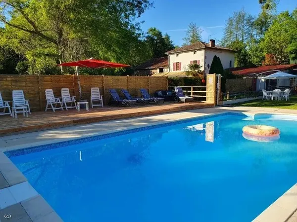 Moulin offrant une grande maison familiale avec potentiel pour gîte, camping ou restaurant